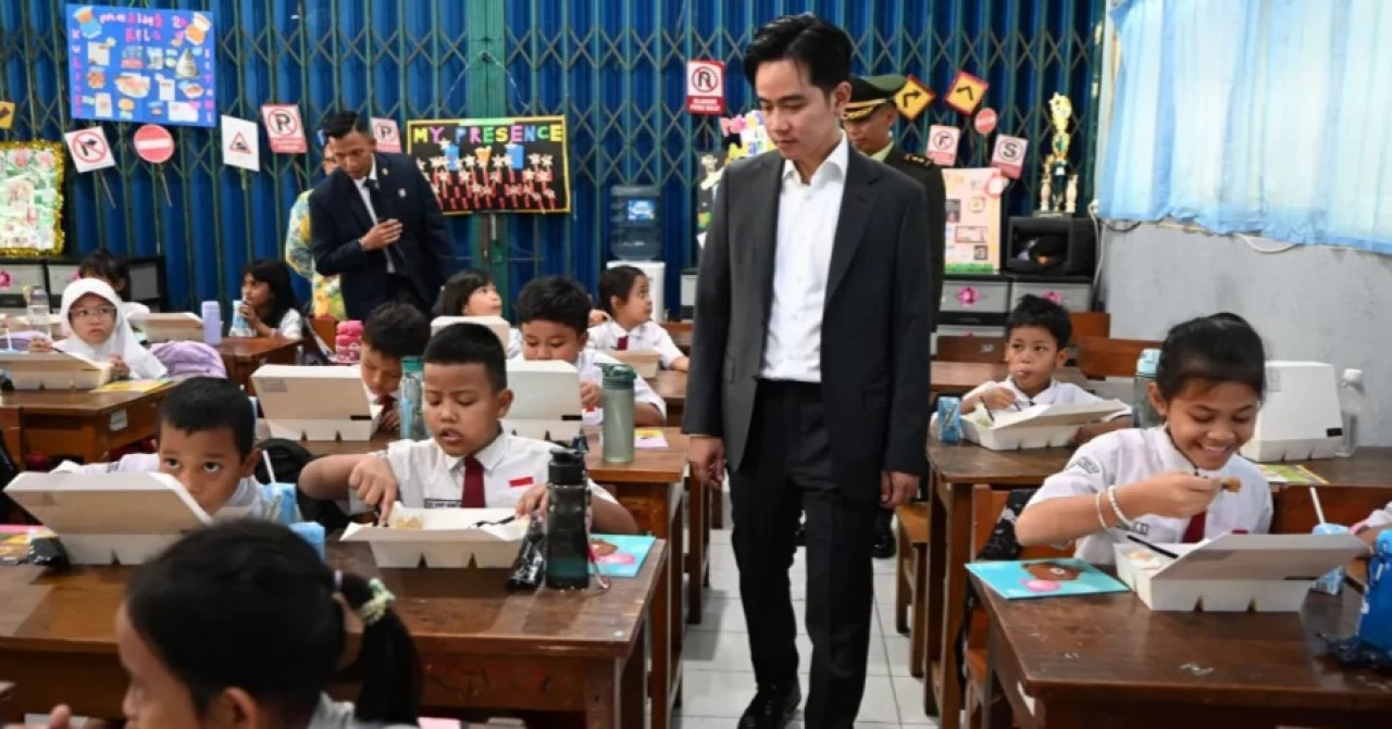 Wapres Gibran saat meninjau program makan bergizi gratis (foto: Laman Resmi Wapres RI)