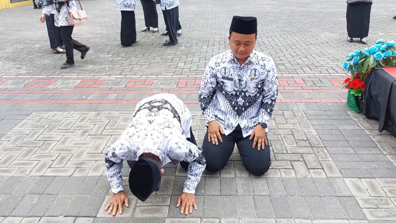 Guru di Lamongan Sujud Syukur Sambut Kebijakan Kenaikan Gaji