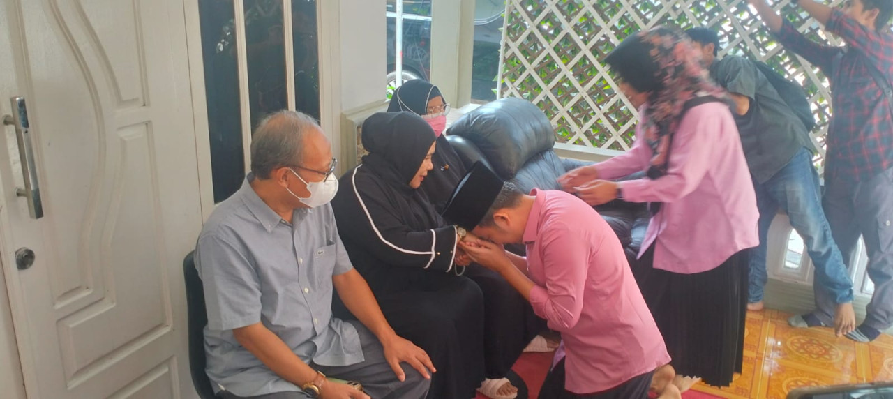 Gus Fawait beserta istri sungkem ke orang tuanya. (Foto: Sugianto/jatimnow.com)