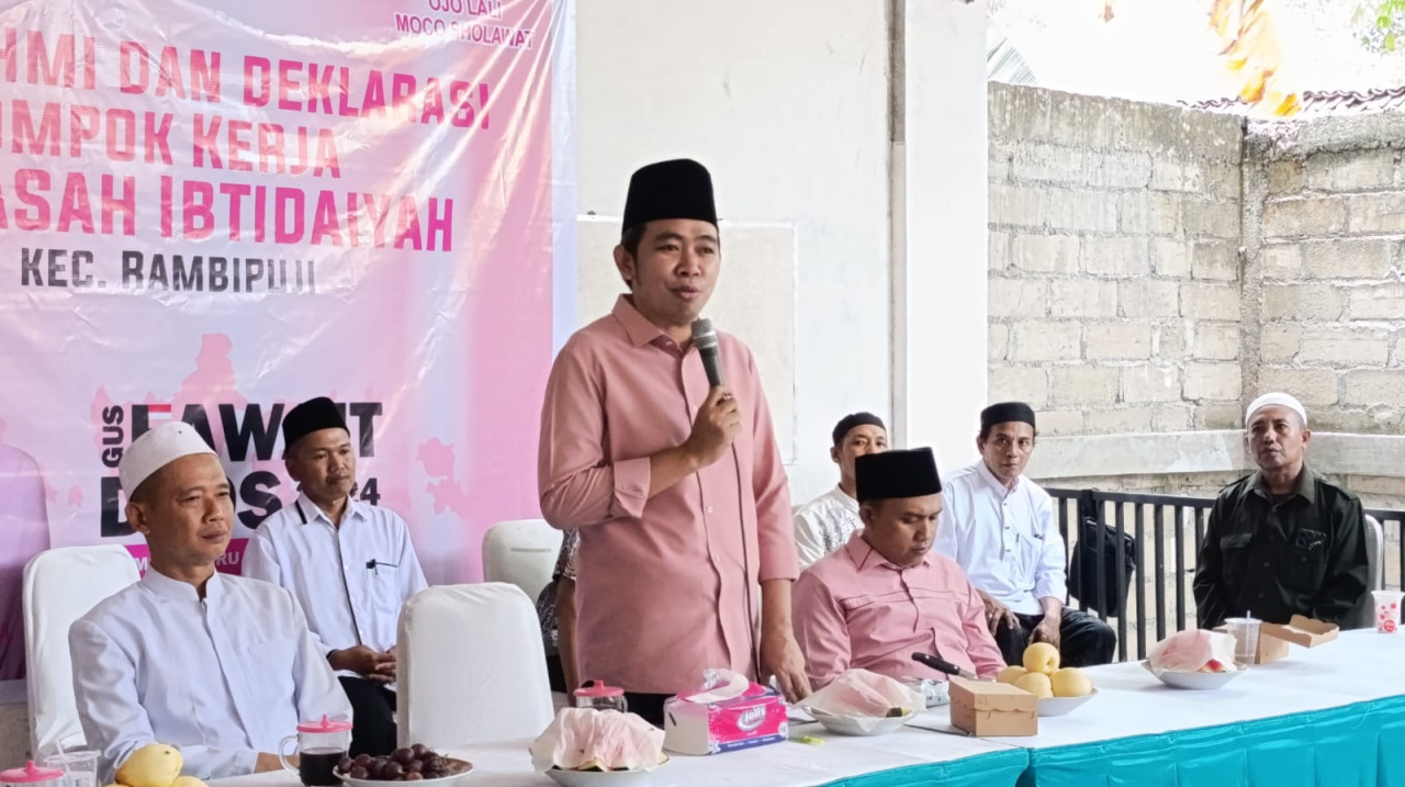 Gus Fawait saat bertemu guru-guru madrasah. (Foto: Media Center Gus - Djos)
