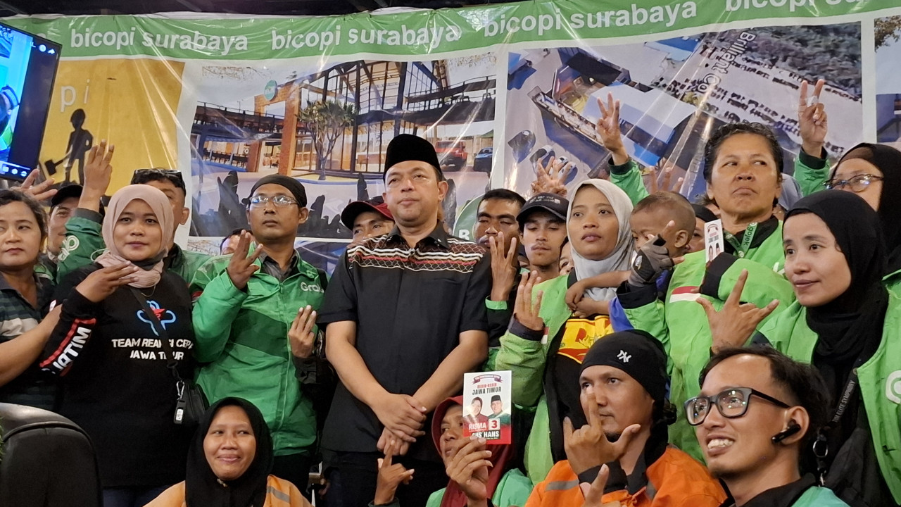 Gus Hans bersama para ojol (foto: Ni'am Kurniawan/jatimnow.com)