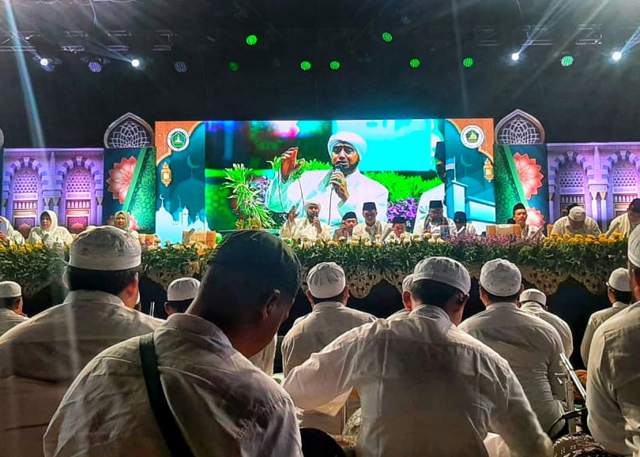 Suasana YPM Taman Sidoarjo Bersholawat di parkir timur GOR Delta Sidoarjo. (Foto: Ahaddiini HM/jatimnow.com)