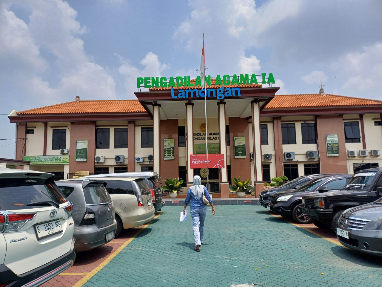 Halaman Kantor Pengadilan Agama Lamongan kelas IA Lamongan. (Foto : Adyad Ammy Iffansah/jatimnow.com)