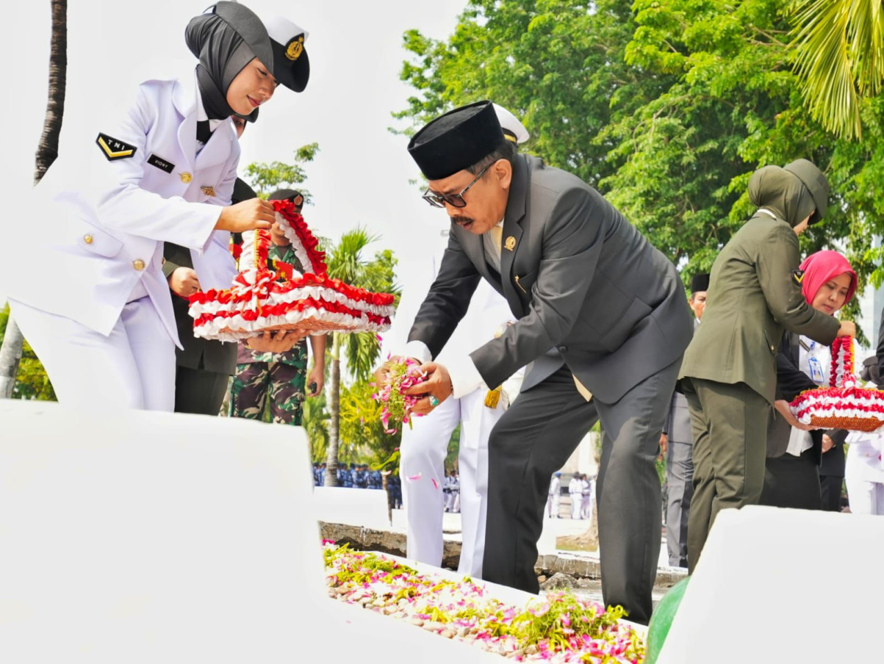 Abah Syafak saat memimpin ziarah dan tabur bunga untuk para pahlawan. (Foto: DPRD Jatim/jatimnow.com)