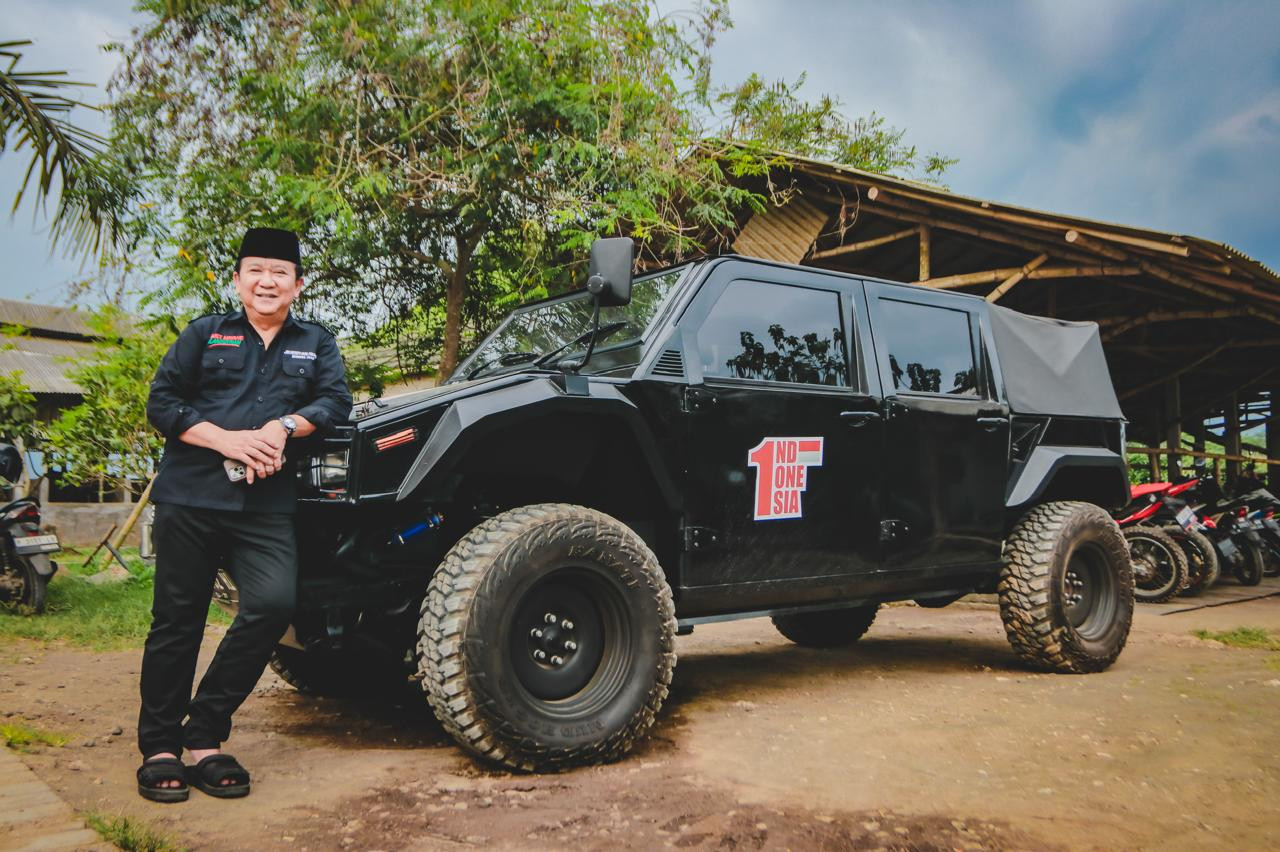 Hendy Siswanto bersama Mobil Maung Pindad (Foto: Hendy for jatimnow.com)