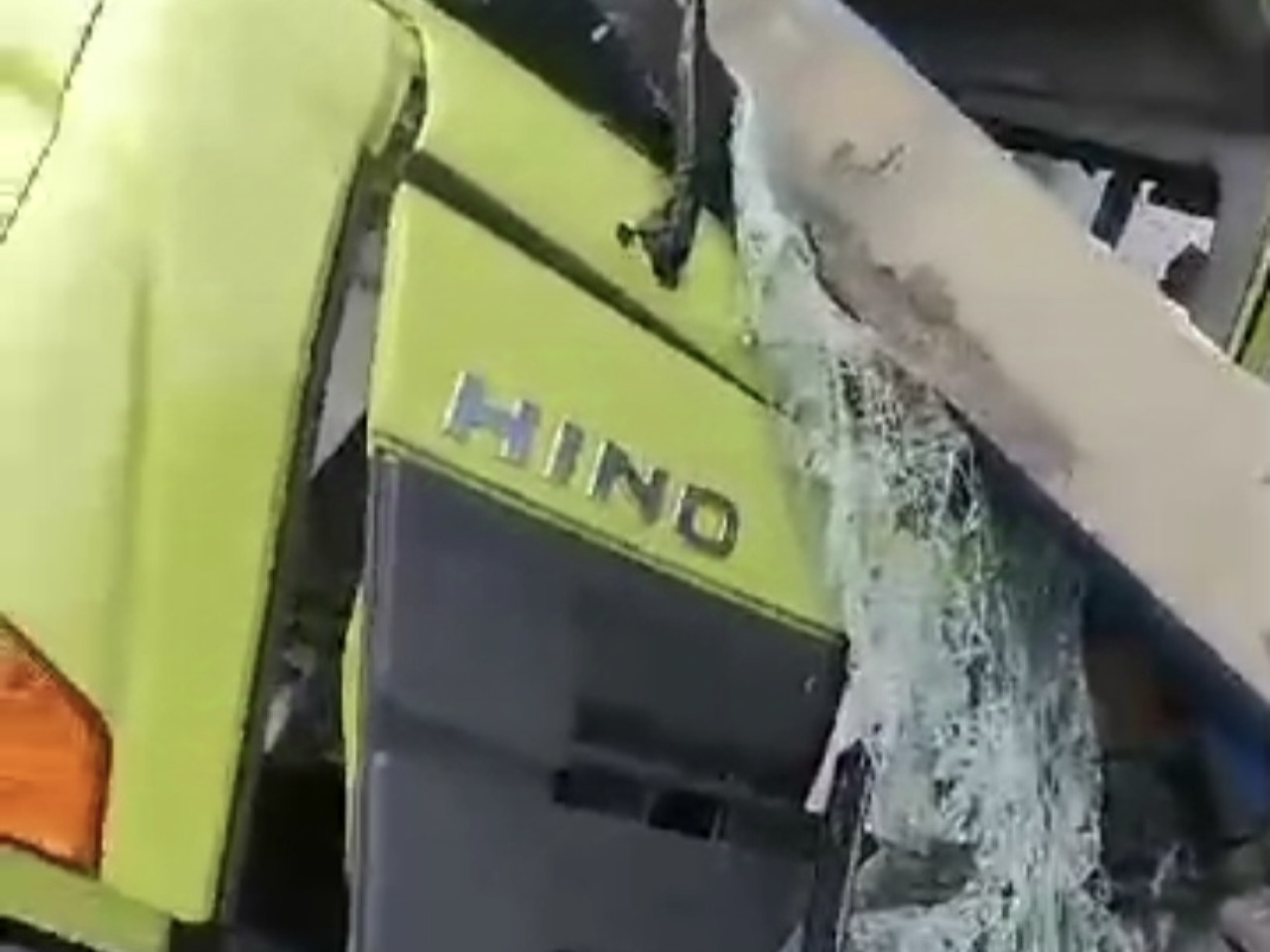 Truk fuso ringsek di bagian depan. (Foto: Fathor Rahman/jatimnow.com)