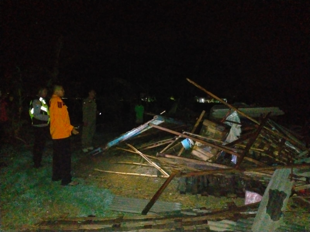 Bangunan rumah warga yang rusak akibat diterjang angin kencang Kamis (31/10/2024) petang (Foto : BPBD Bojonegoro for jatimnow.com)