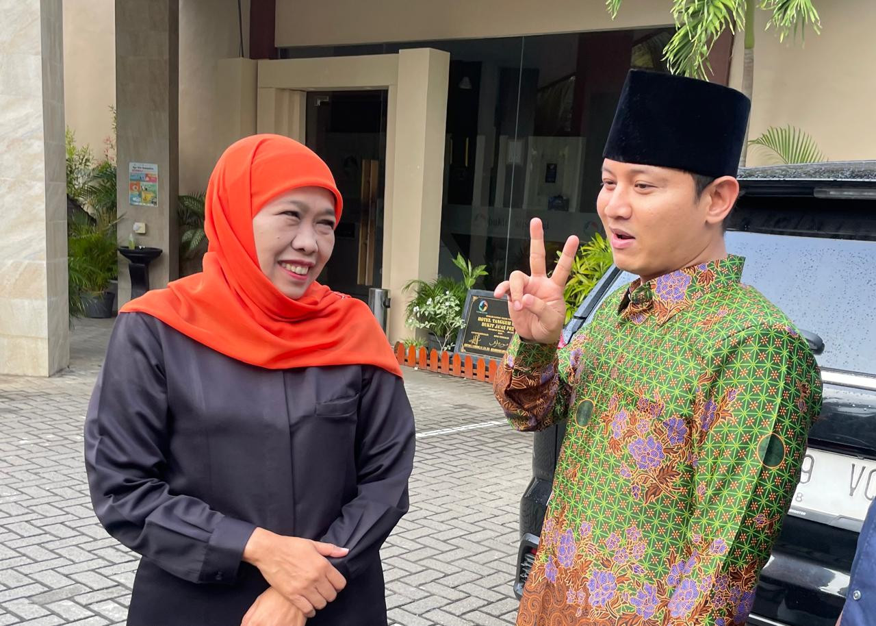 Mas Ipin saat mengacungkan salam 2 jari didepan Khofifah (foto: Zuk for jatimnow.com)