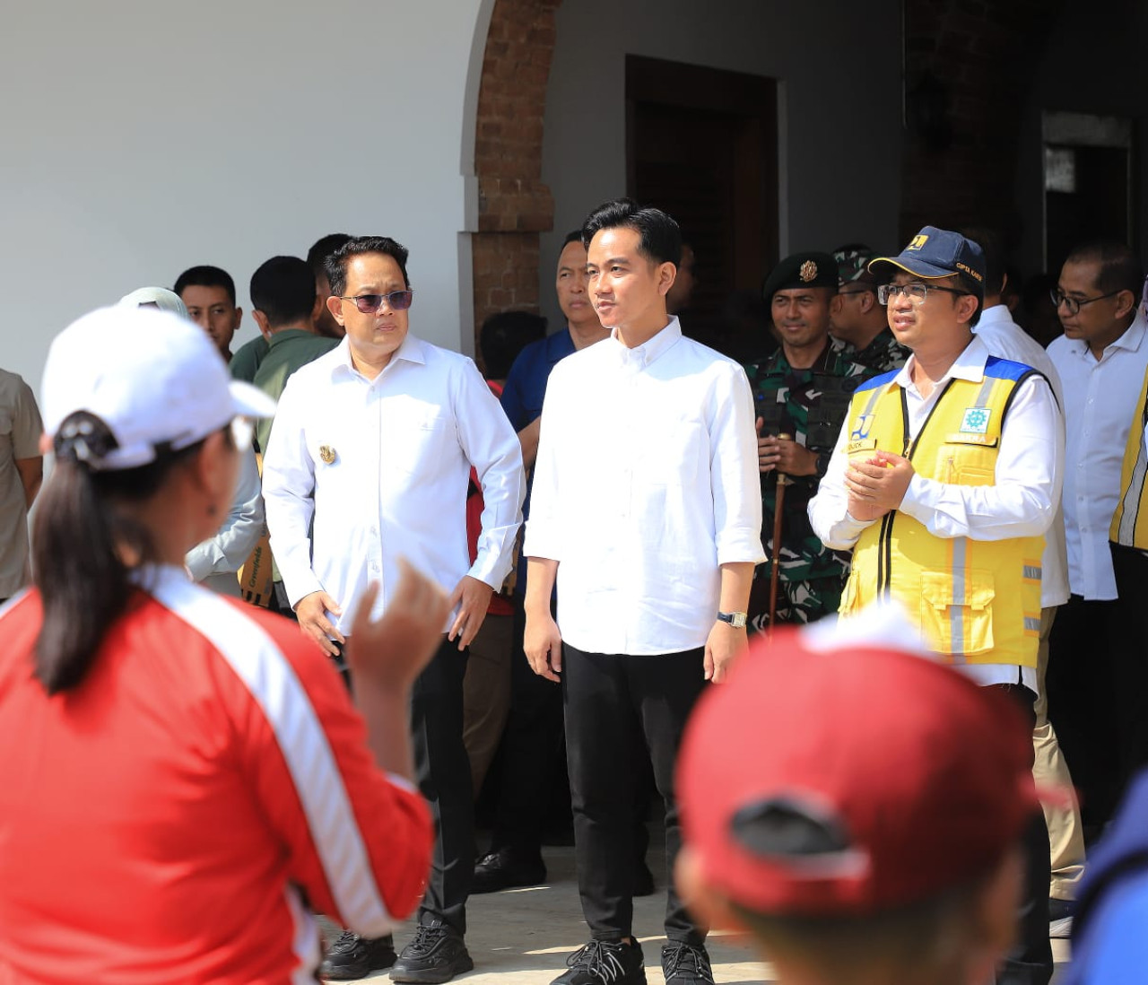Wapres RI Gibran Rakabuming Raka didampingi PJ Gubernur Jatim Adhy Karyono saat meninjau Benteng Van den Bosch di Kabupaten Ngawi (foto : Humas Pemprov Jatim for jatimnow.com)