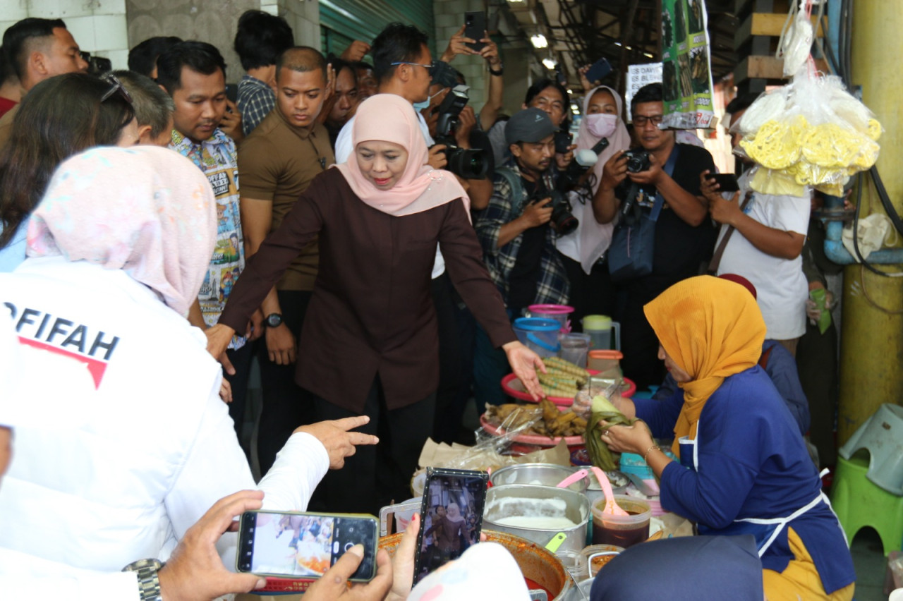 Blusukan ke Pasar Atom Surabaya, Khofifah: Food Court Keren, Lantai Bawah Perlu Renov