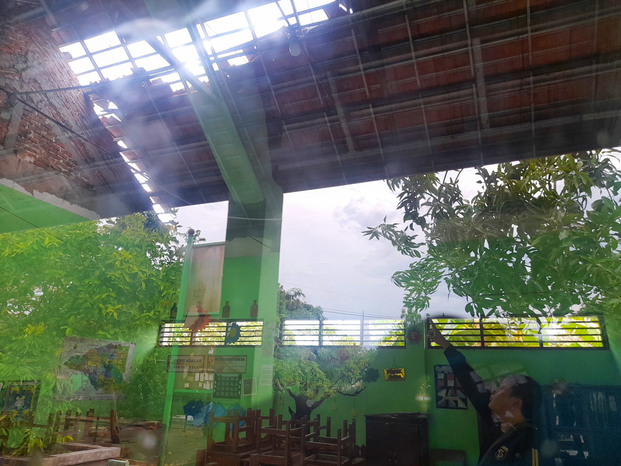 Atap SDN Cangkringsari Sidoarjo Jebol Diterjang Hujan dan Angin Kencang