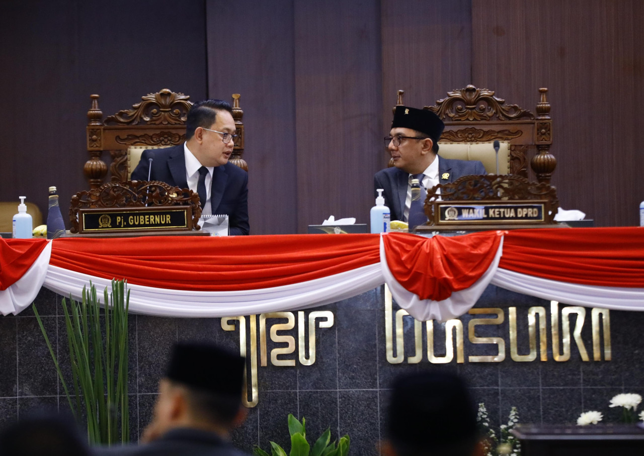 Pj Gubernur Jatim Adhy Karyono saat menyampaikan jawaban pandangan fraksi DPRD di Kantor Indrapura (Humas Pemprov Jatim)