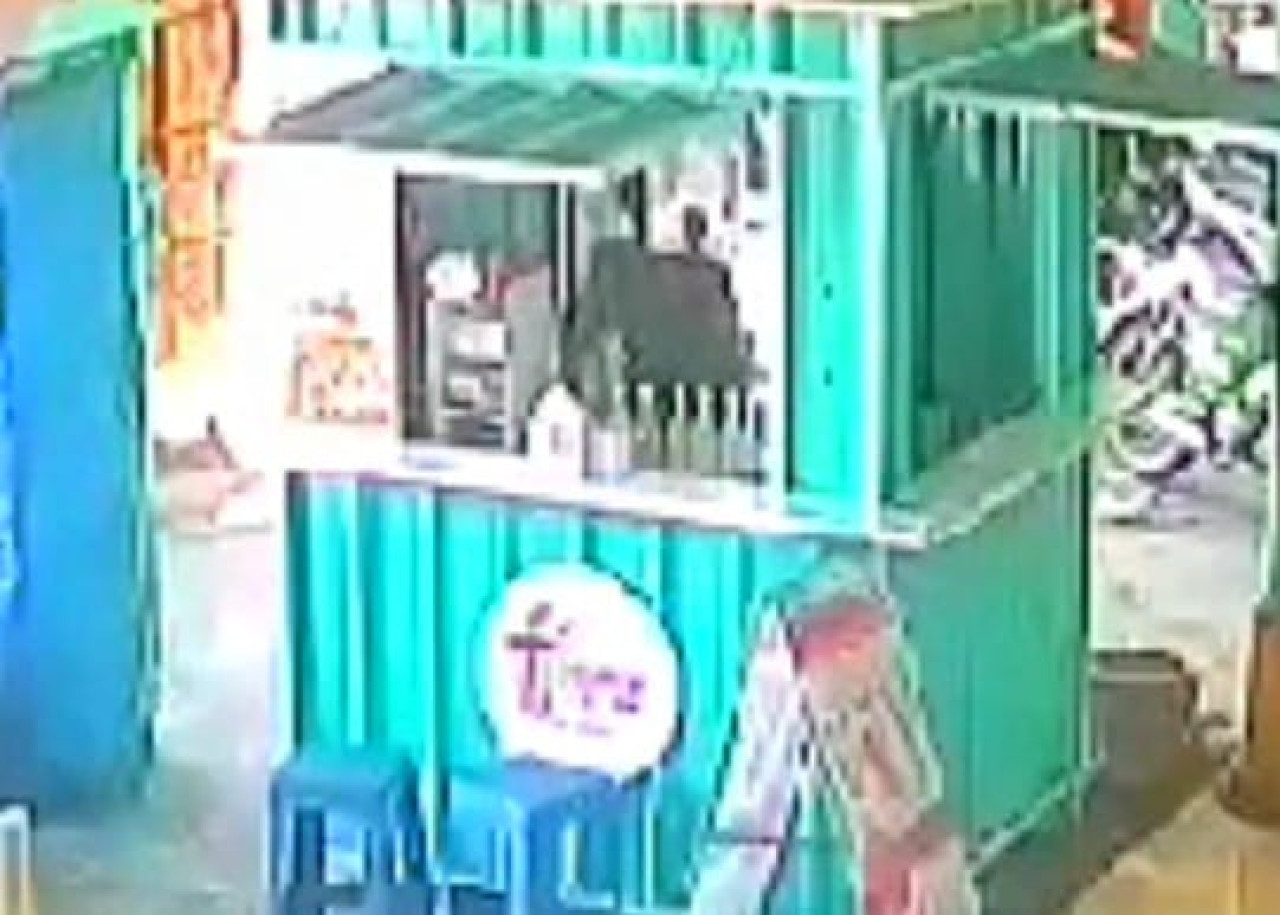 Dokumentasi rekaman CCTV penikaman wanita di kawasan Wage Taman Sidoarjo. (Foto: Polresta Sidoarjo for Jatimnow.com).