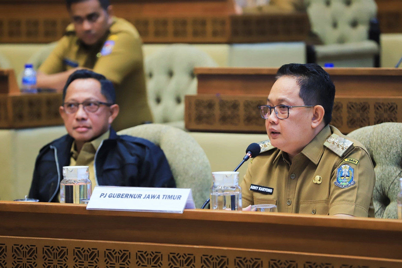 Pj Gubernur Adhy Karyono saat menghadiri Rapat Kerja dan Rapat Dengar Pendapat bersama Komisi II DPR RI dan Menteri Dalam Negeri Tito Karnavian bersama Wamendagri Bima Arya Sugiarto. (Foto: Humas Pemprov Jatim)