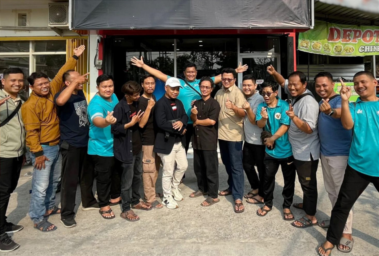 Para anggota TDA Lamongan bersama founder Apparel Allegiant setelah acara Business Visit di Ruko Artomoro, Jl. Pahlawan, Lamongan. (Foto: Apparel Allegiant for jatimnow.com)