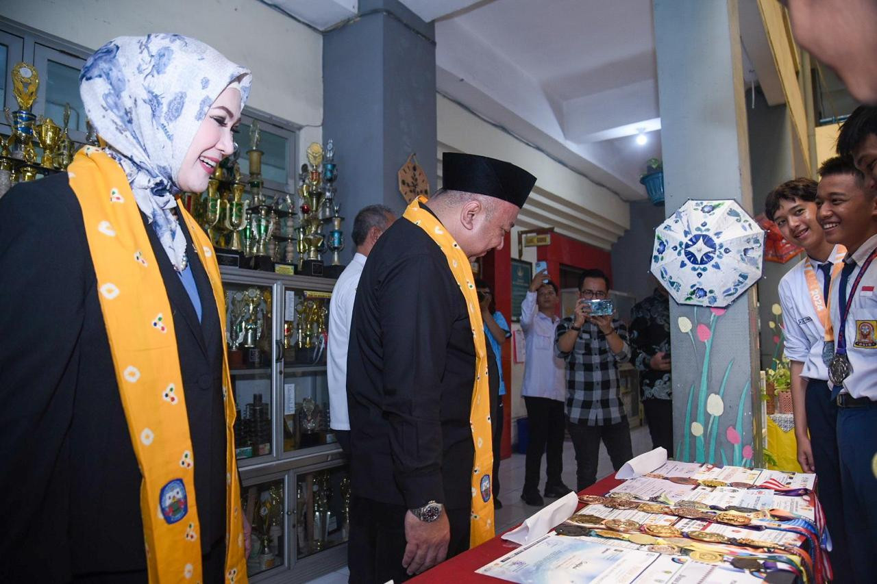 DPR RI Komisi X saat mengunjungi SMPN 19 Surabaya. (Foto: Laily for jatimnow.com)