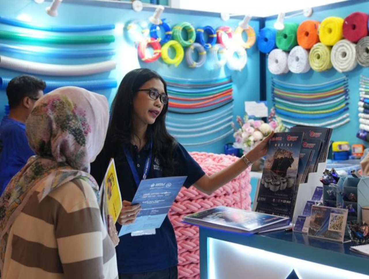 Pengunjung saat singgah di booth Mepoly Industry di Grandcity Surabaya (foto: Vini for jatimnow.com)