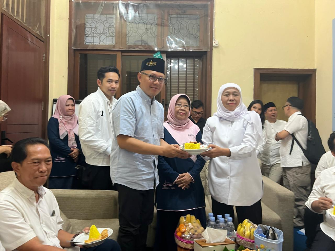 Senator Nawardi (kiri) saat syukuran hasil quick count di posko pemenangan Khofifah-Emil (foto: Zal for jatimnow.com)