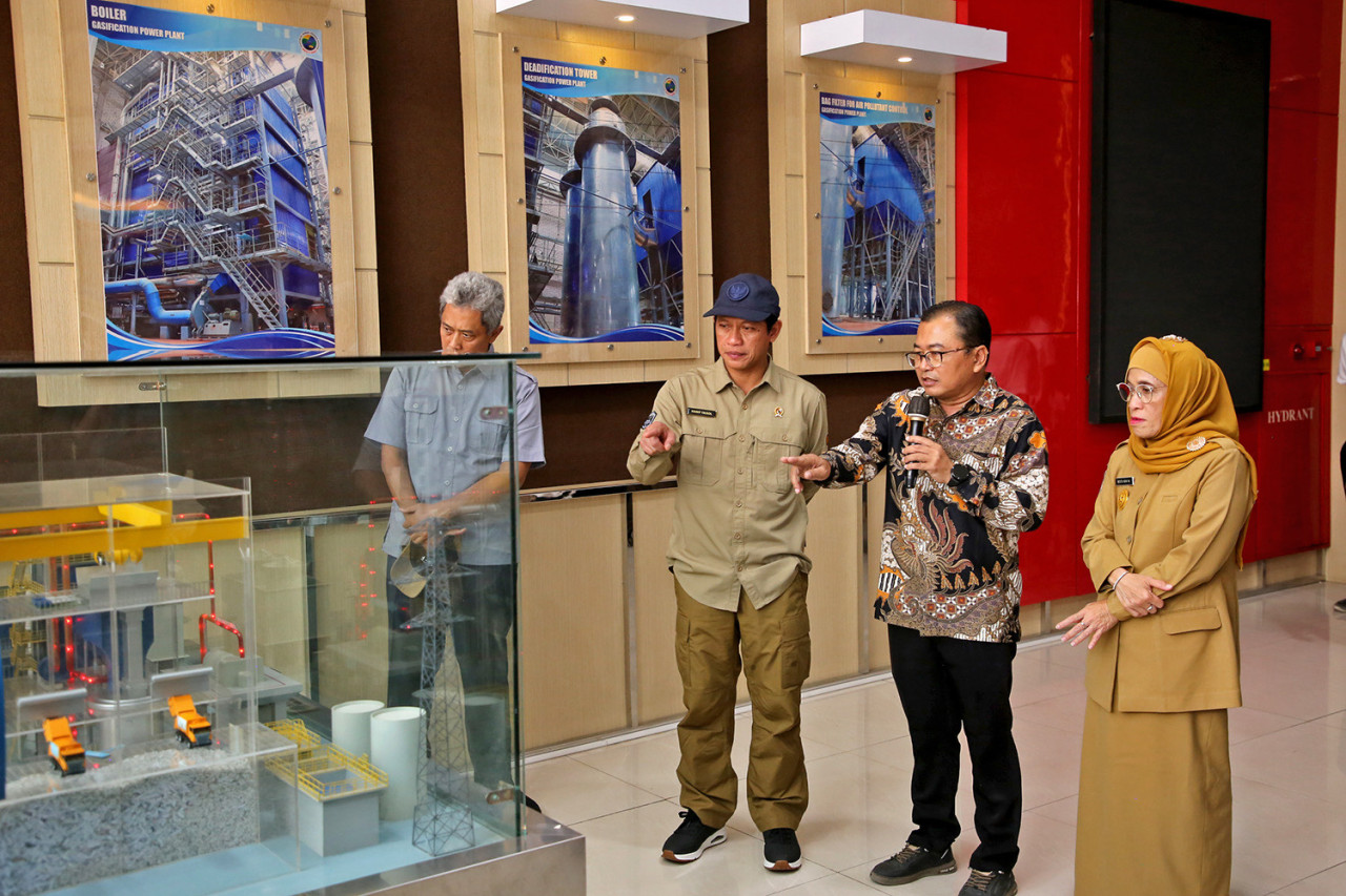 Menteri LH Hanif saat melihat pengelolaan sampah Benowo Surabaya (foto: Pemkot Surabaya for jatimnow.com)