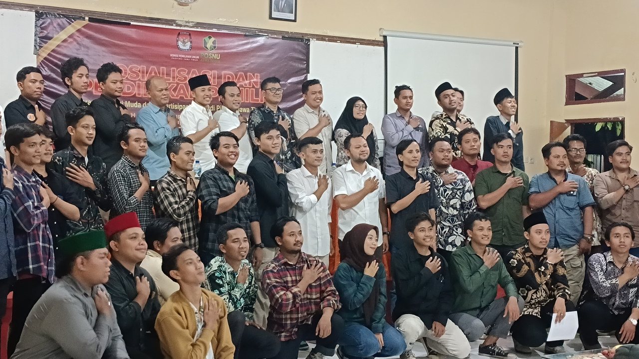 Para penyaji dan peserta sosialisasi dan pendidikan pemilih di aula Universitas WR Supratman Surabaya. (Foto: Misbahul Munir/jatimnow.com)