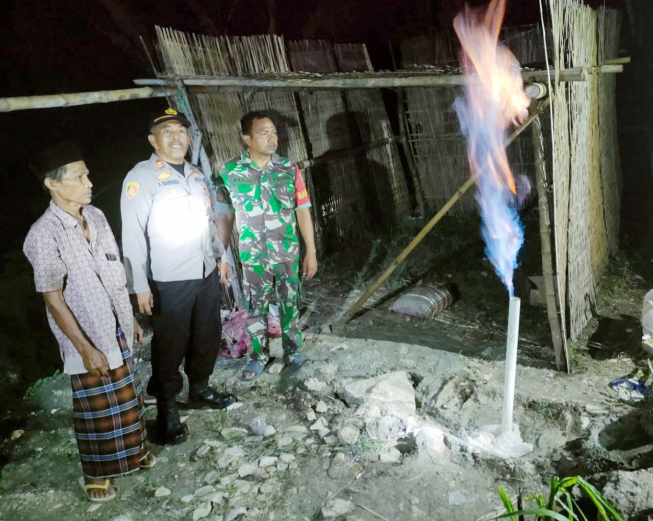 Semburan api muncul dari sumur bor warga di Sumenep. (dok. Humas Polres Sumenep for jatimnow.com)