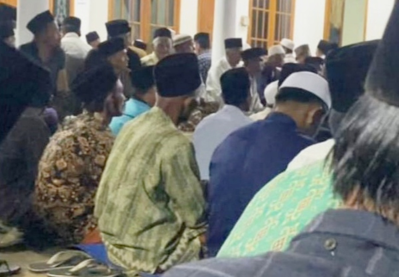 Gerakan Pemuda Pancor saat bermusyawarah dan memutuskan menolak lokasi sejumlah TPS. (Foto: Fathir Rahman/jatimnow.com)