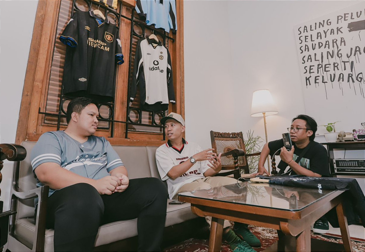 Founder Allegiant Muhamad Harryanto (kiri) di acara HUT Surabaya Jersey Community (SJC) bertajuk “T12ADISI”. (Foto: Panitia HUT SJC for jatimnow.com)