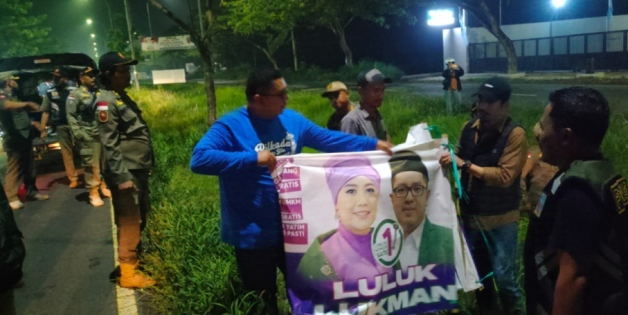 Petugas sedang menertiban APK di Bangkalan. (Foto: Fathor Rahman/jatimnow.com)