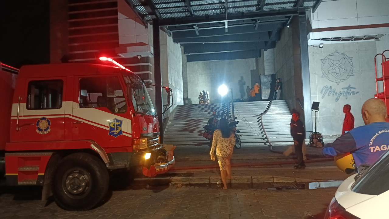 Mobil pemadam kebakaran saat melakukan pemadaman di lokasi. (Foto: Munir/jatimnow.com)