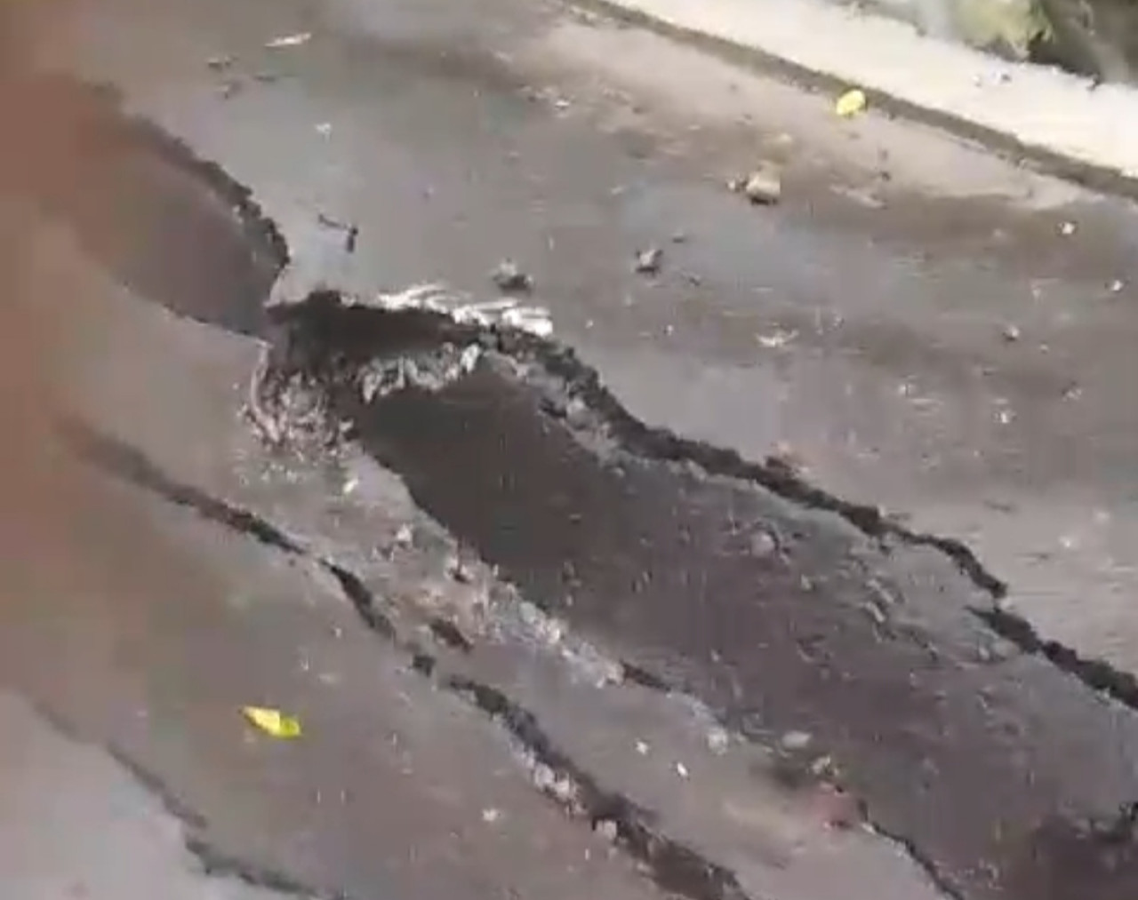 Jalan Bandealit Jember yang ambles (Foto: tangkapan layar media sosial)