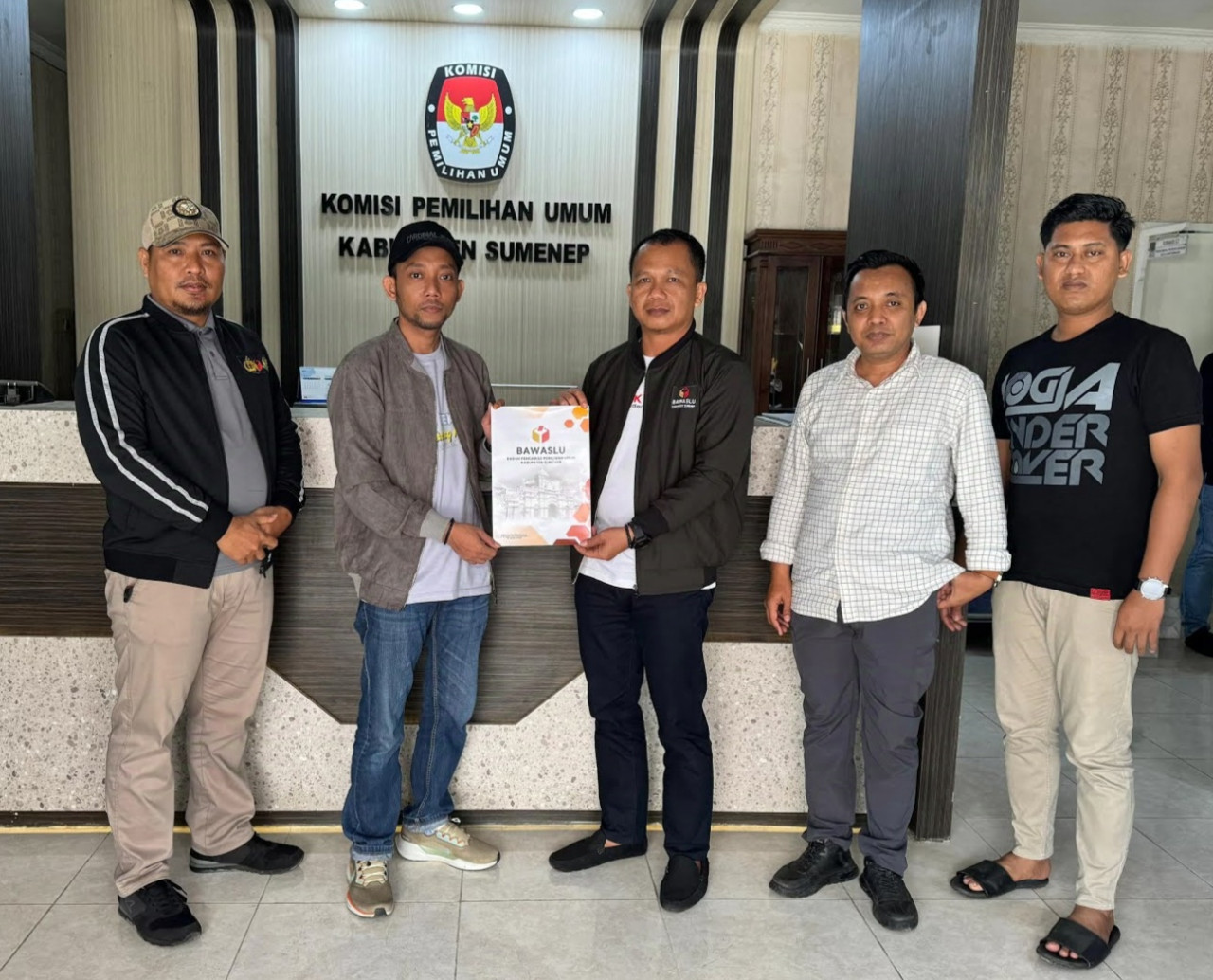 KPU saat menyerahkan laporan ke Bawaslu Sumenep. (Foto: Fathor Rahman/jatimnow.com)