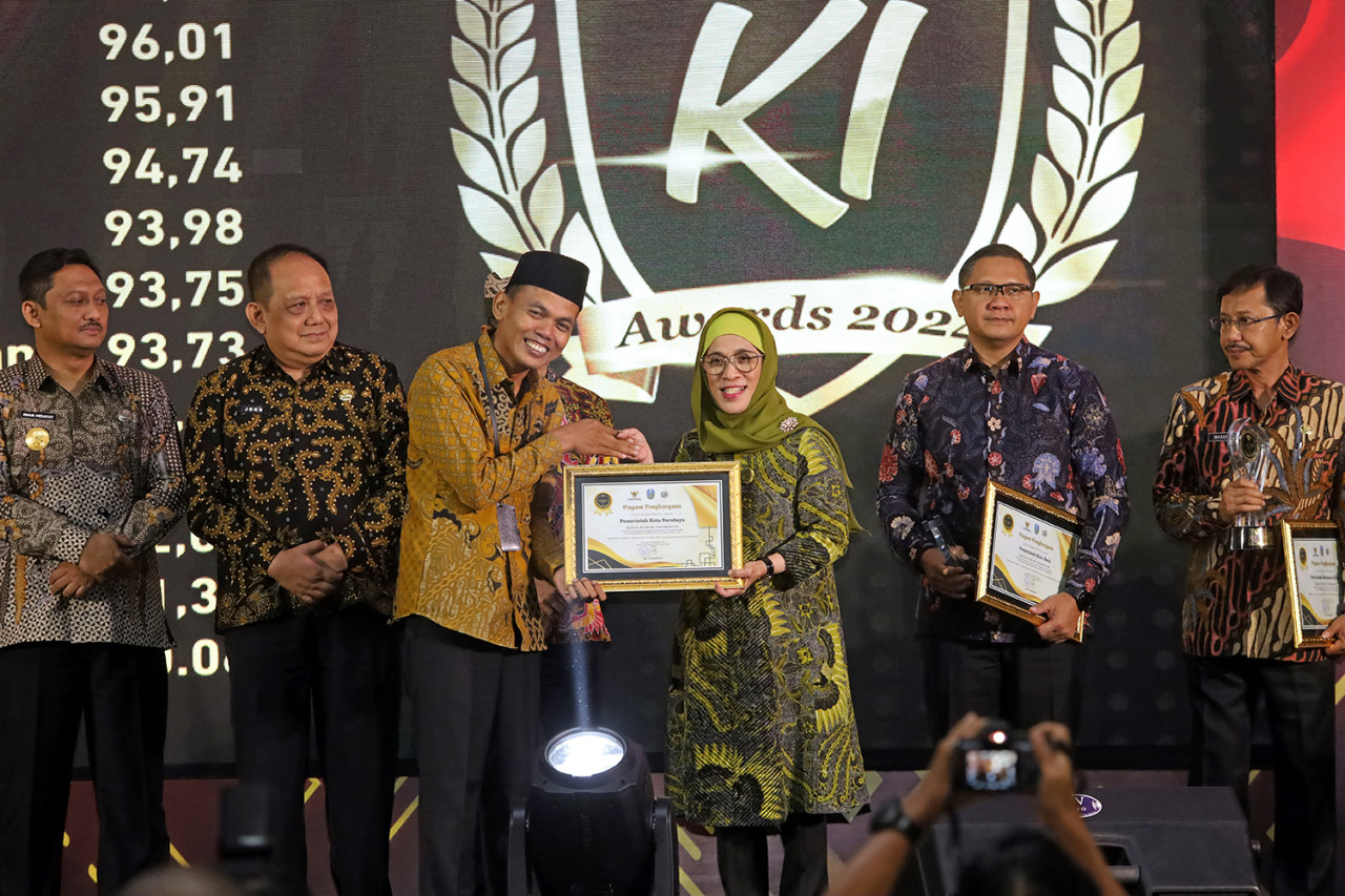 Pemkot Surabaya raih pemghargaan KI Award (foto: Humas Pemkot Surabaya for jatimnow.com)