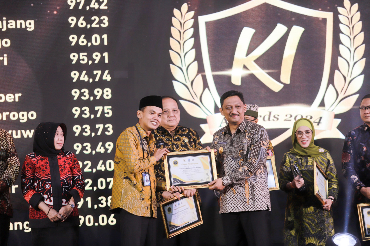 Pjs Bupati Imam Hidayat saat menerima penghargaan dalam acara Malam Anugerah Keterbukaan Informasi Publik "KI Award" 2024. (Foto: Pemkab Jember/jatimnow.com)