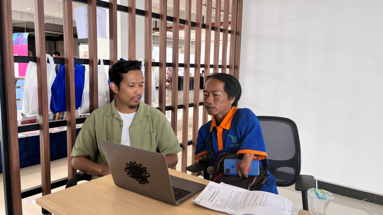 Ngalup.co X Bangun Bangsa saat mengajari teman-teman disabilitas. (Foto: Gerhana/jatimnow.com)