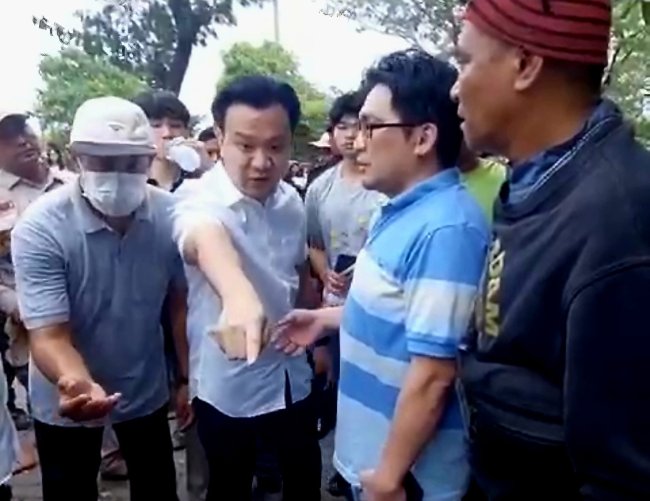 IV alias Ivan Santoso (baju putih) (tangkapan layar video viral)