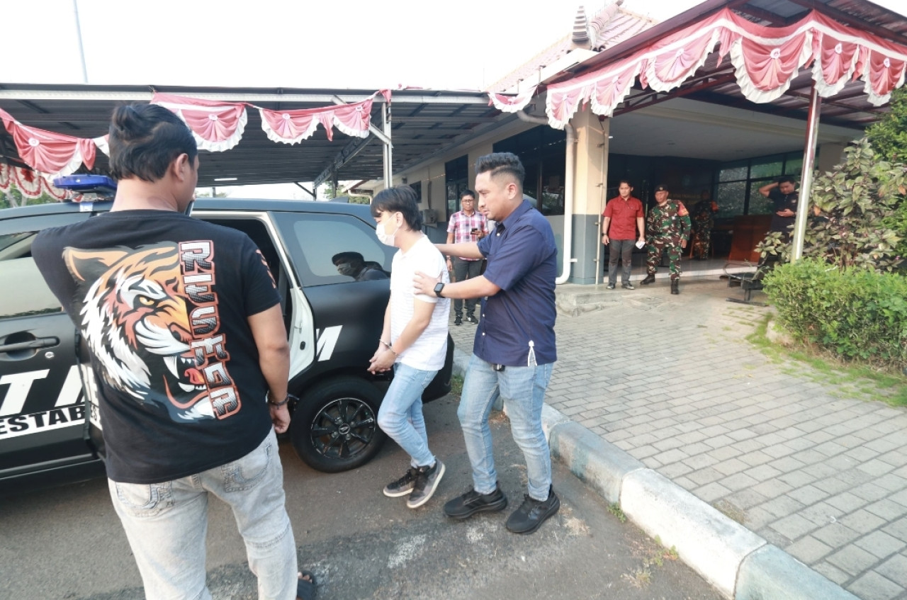 Ivan Sugianto saat dimasukkan ke mobil polisi (tangkapan layar)