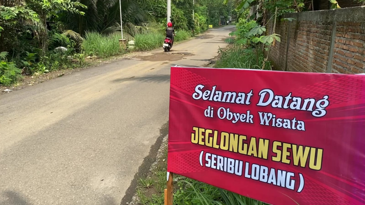 Kondisi jalan rusak di Desa Senden, Kecamatan Kampak, Trenggalek. (Foto: Bramanta Pamungkas/jatimnow.com)