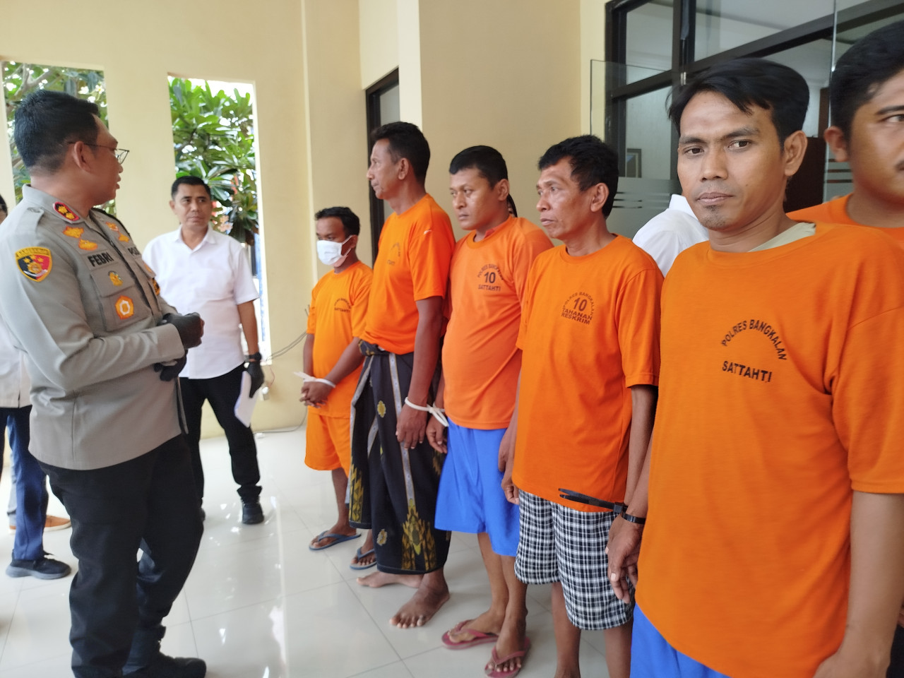 Pelaku judi online yang ditangkap Polres Bangkalan. (Foto: Fathor Rohman/jatimnow.com)