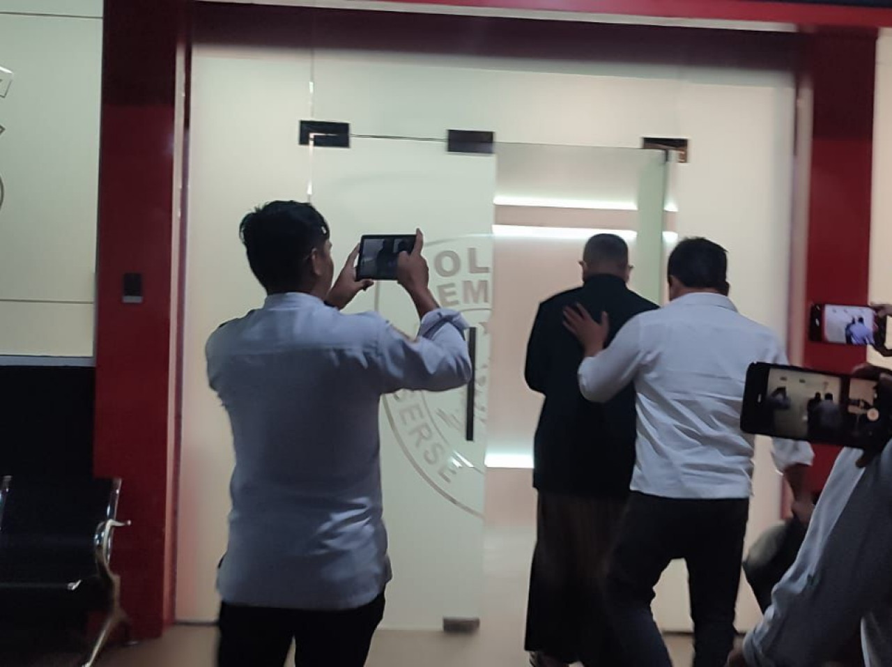 Kades Tanggul Kulon ditahan, diduga korupsi (Foto: Syakur for jatimnow.com)