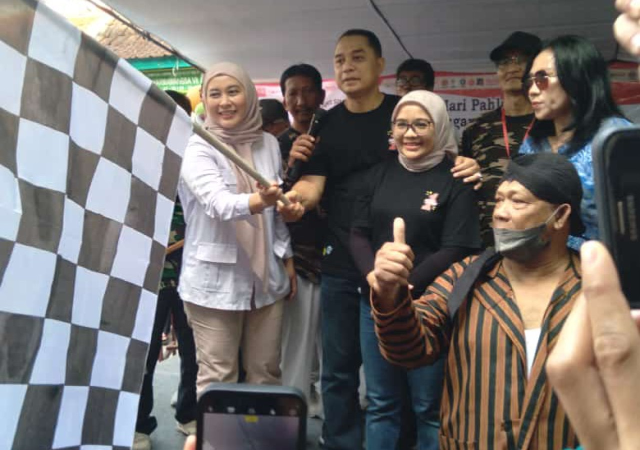 Ajeng Wira Wati (kiri) bersama Eri Cahyadi (foto: Ajeng for jatimnow.com)