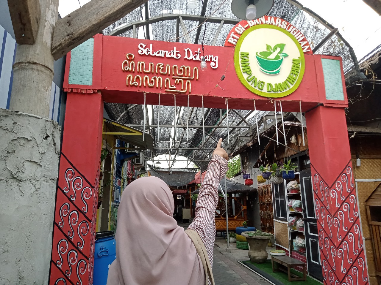 Gapura masuk Kampung Jawara Surabaya (foto: Nicky/jatimnow.com)