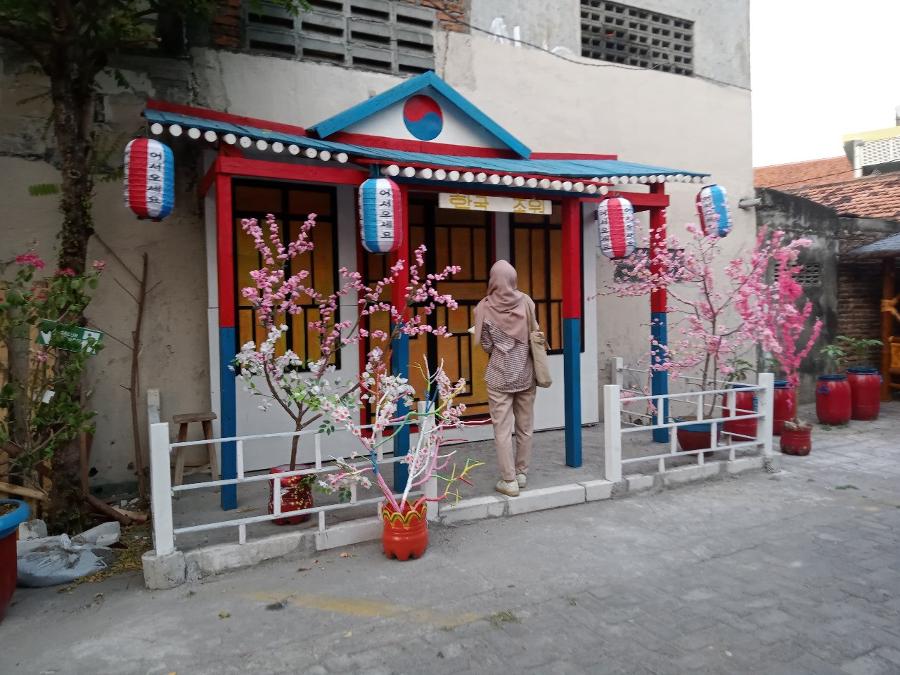 Pengunjung saat mampir di spot foto Kampung Joker (foto: Nicky/jatimnow.com)