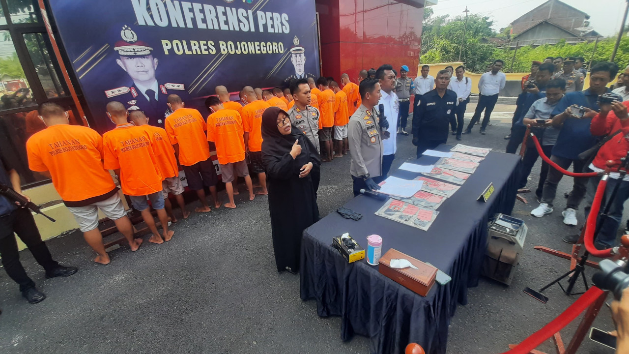 Kapolres Bojonegoro AKBP Mario Prahatinto saat ungkap kasus judi online. (Foto: Misbahul Munir/jatimnow.com)