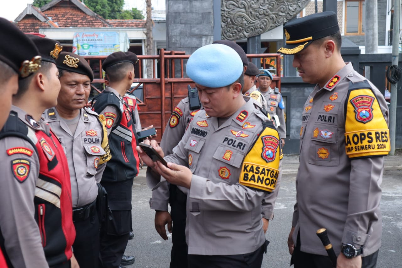 Kapolres Lamomgan saat mengawasi pengecekan ponsel anggota. (Foto: Humas Polres Lamongan for jatimnow.com)