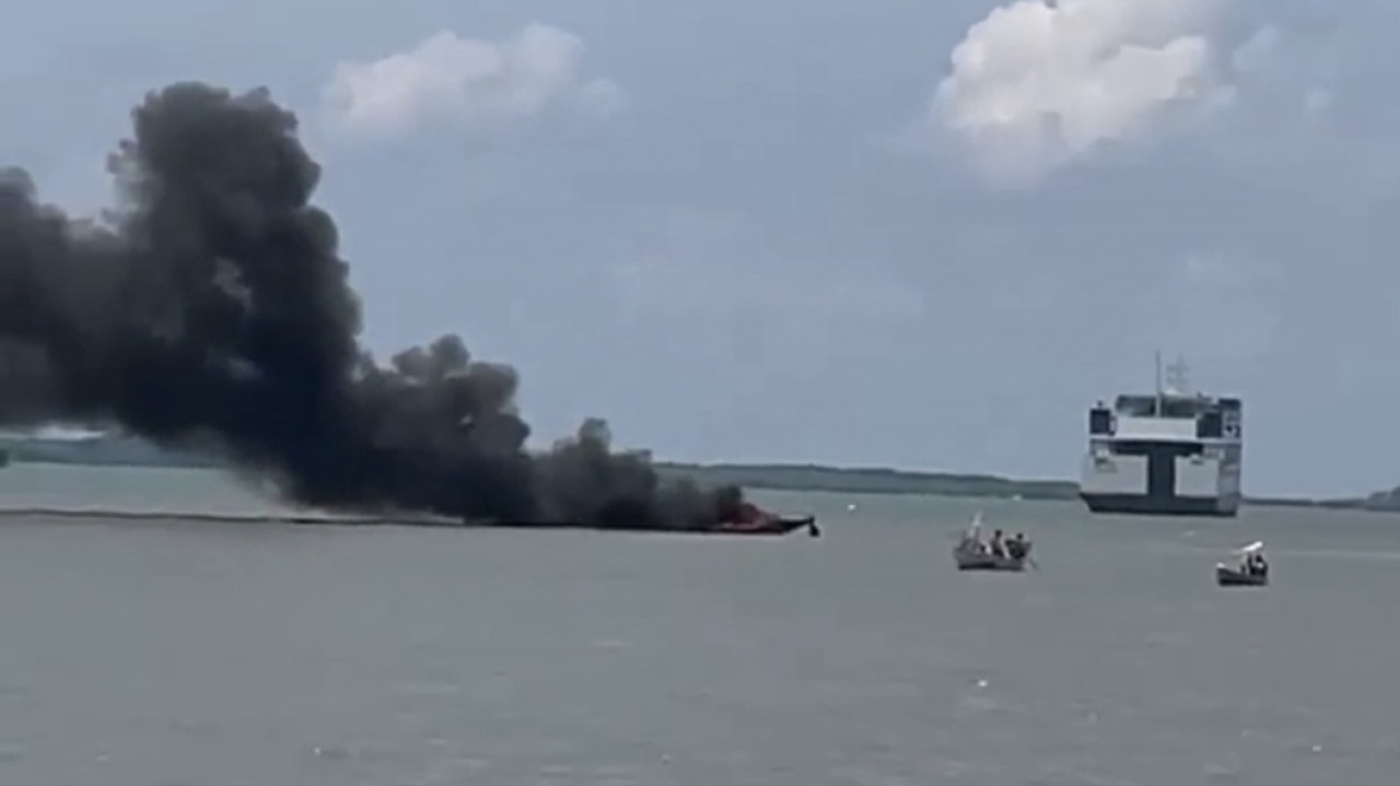 Perahu Berisi 17 Awak Terbakar di Perairan Sembilangan Bangkalan