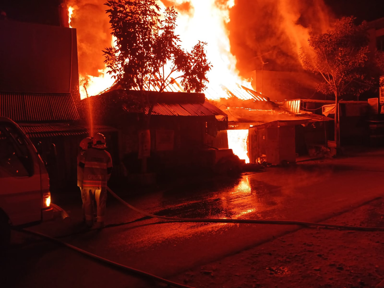 Petugas Damkarmat Bojonegoro saat memadamkan api. (Foto: Damkarmat Bojonegoro)