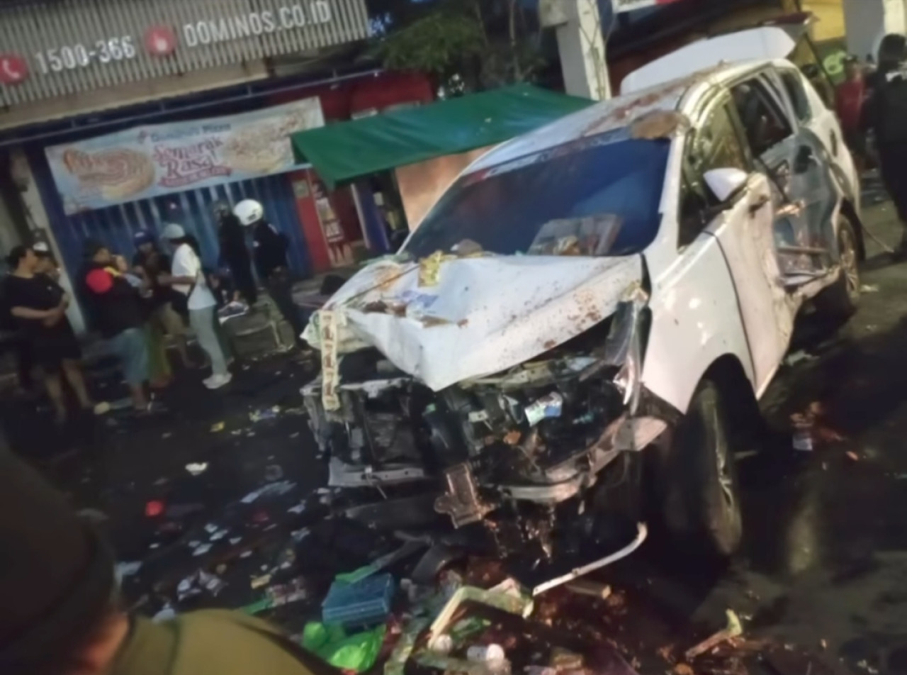 Kondisi mobil Toyota Innova usai menabrak warung dan mobil tdi Kedungdoro Surabaya (dok tangkapan layar medsos for jatimnow.com)