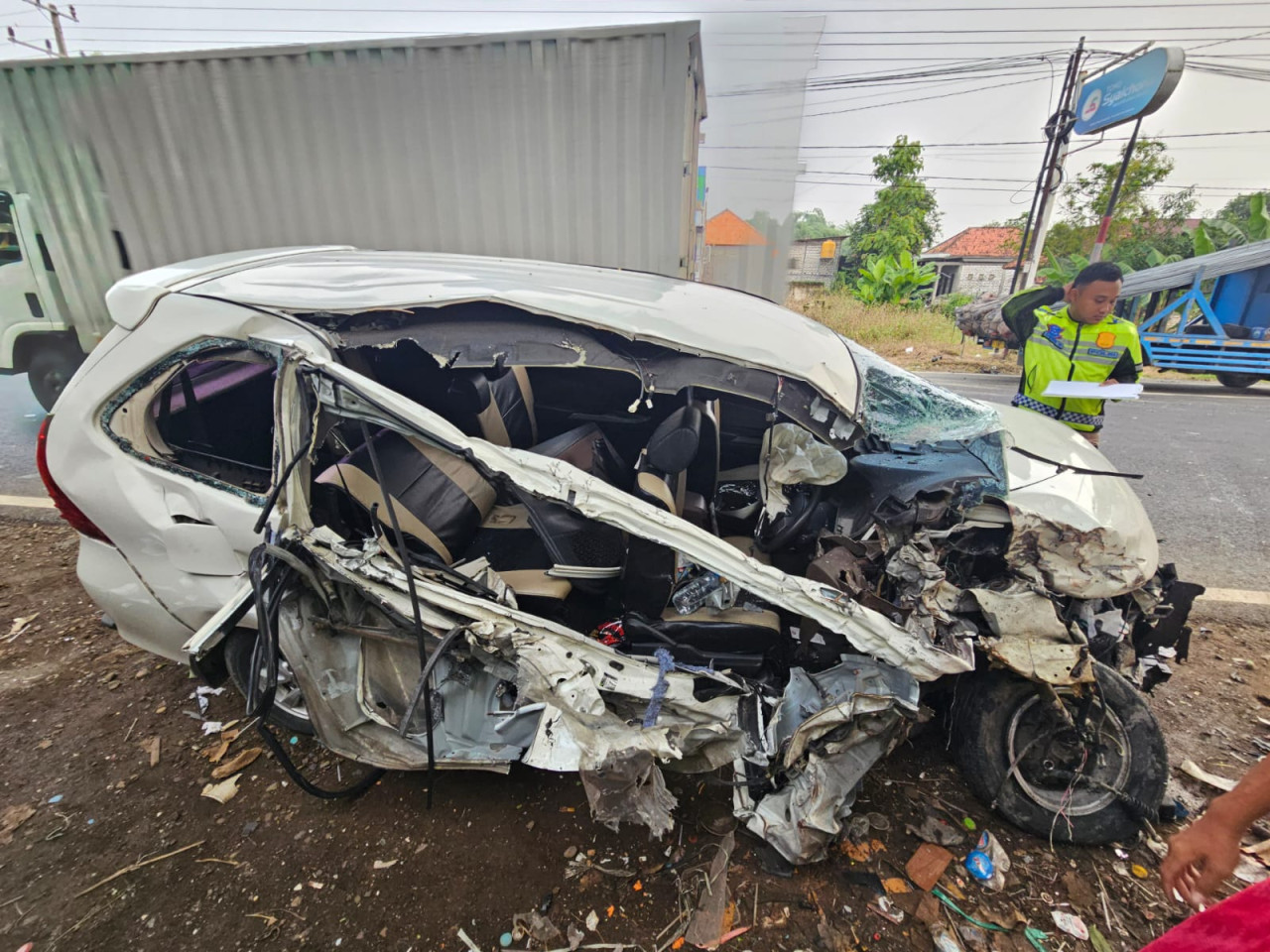 Kondisi mobil travel usai adu banteng di Bangkalan. (Foto: Fathor Rahman/jatimnow.com)