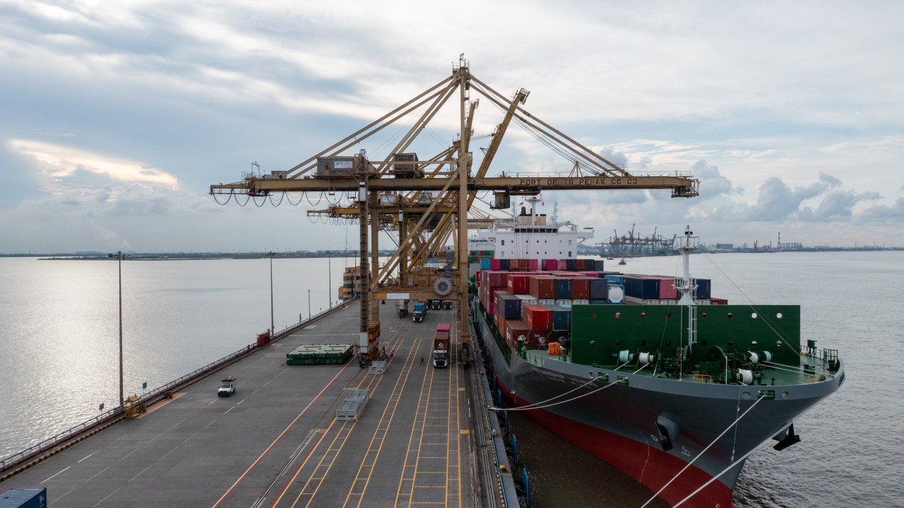 Situasi bongkar muat di Terminal Peti Kemas Surabaya (Foto: Humas TPS for jatimnow.com)