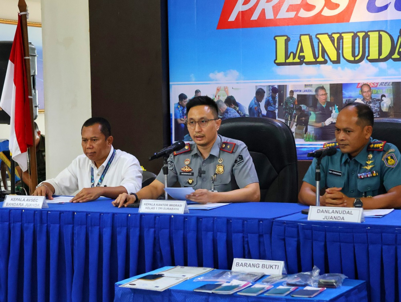 Kepala Kantor Imigrasi Kelas I Khusus Surabaya Ramdhani, saat konferensi press di Mako Lanudal Juanda Sidoarjo. (Foto: Ahaddiini HM/jatimnow.com)